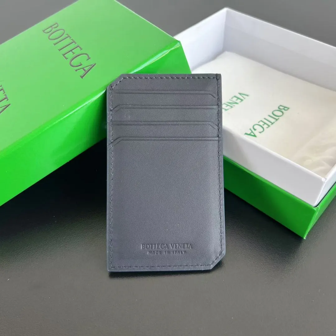 BV’s new 796963 woven Piccolo vertical card holder. The classic small woven work that I miss 0.7 is back. It’s really designed. The calfskin texture is high-end. It’s carefully designed with four card slots and a central compartment. You can also put cash in for daily use. You deserve to have such an thoughtful design. P440 Size: 12*7*0.5cm